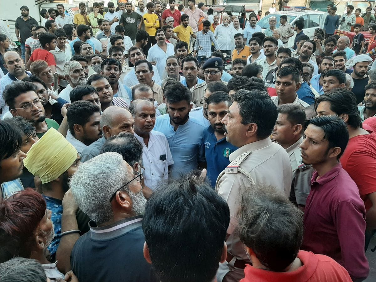 Administration action on encroachment, shopkeepers jammed in protest