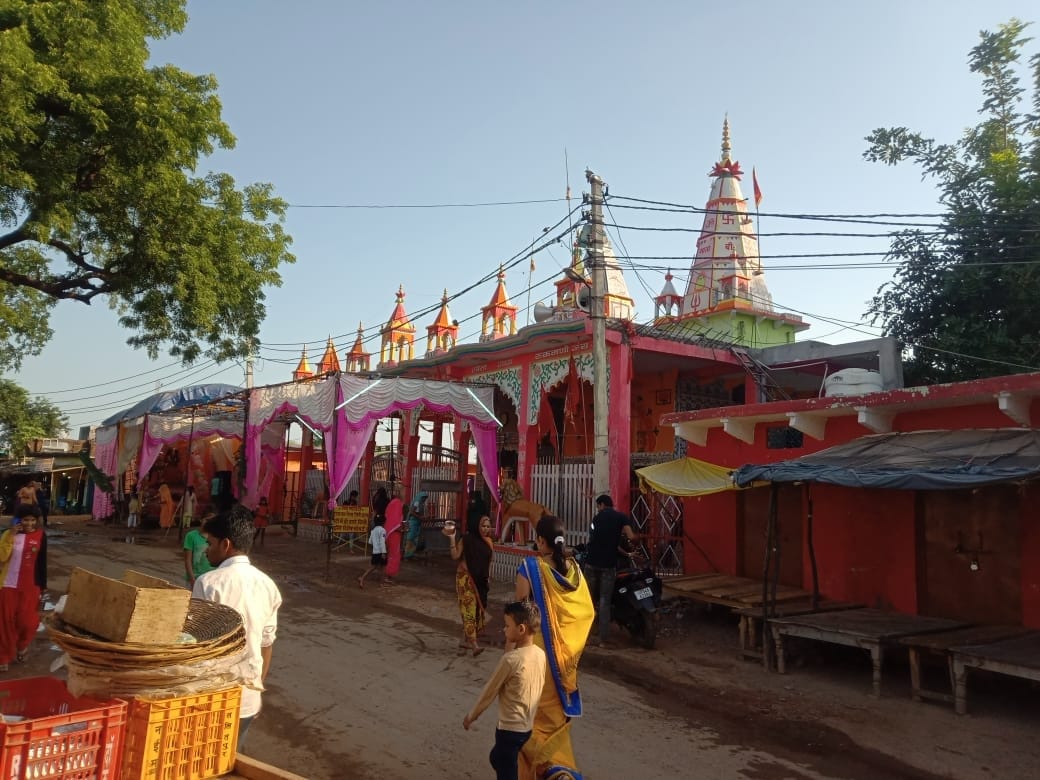 durga pandal. work shipping