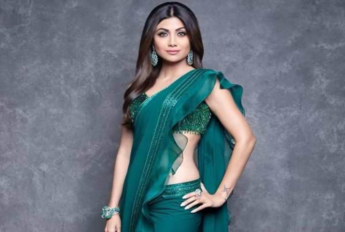 Shilpa Shetty wears mismatched shoes fan calls her lady Ranveer Singh