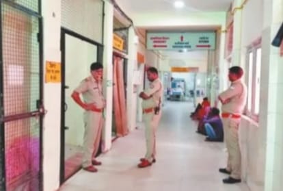 अस्पताल में तैनात पुलिस