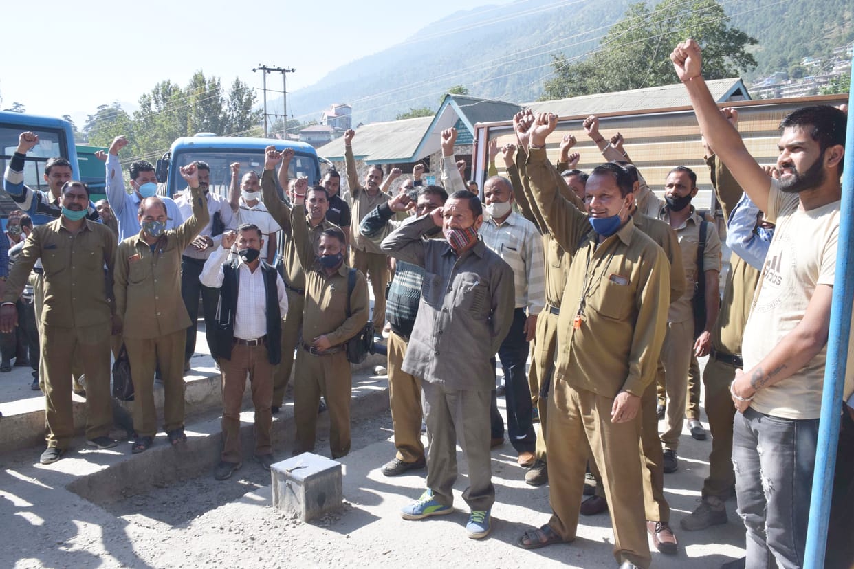 HRTC employees demonstrated in Sarvari bus stand
