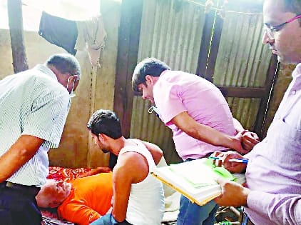 Kheri: After examining the father of the deceased Hari Om Mishra, doctors gave medicines