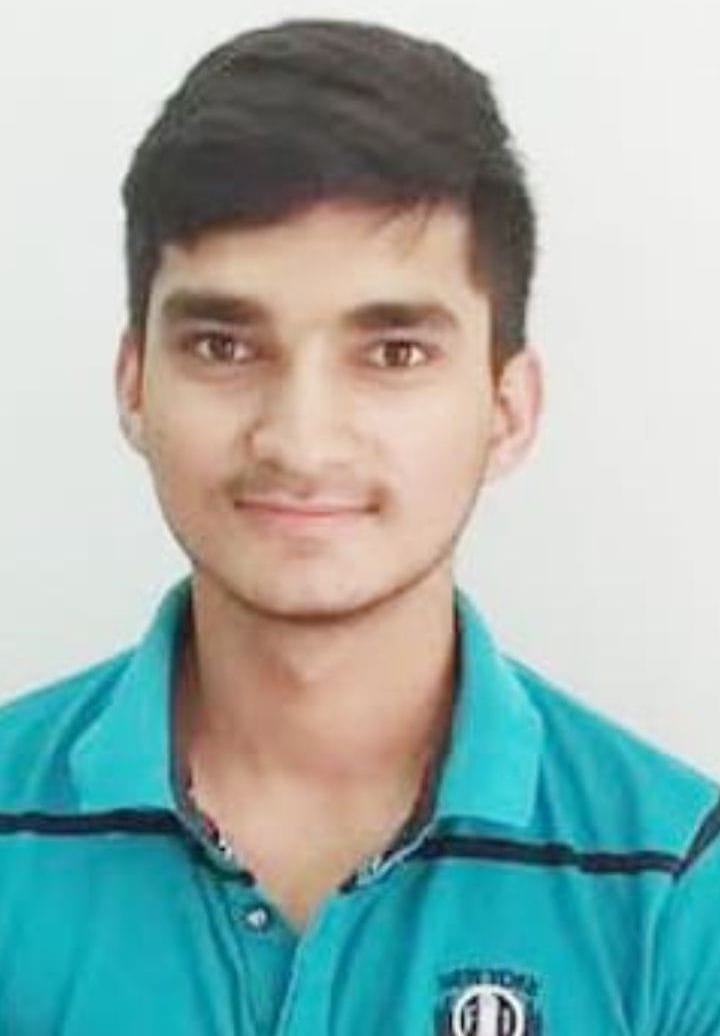 Vivek, a resident of Sitabpur, became an officer in the Navy