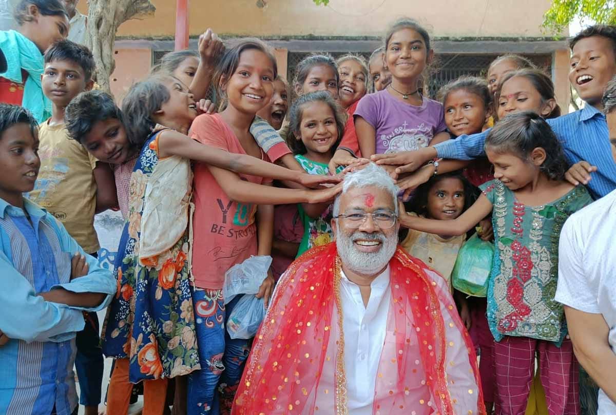 UP: Before the election conch shell, Swatantra Dev reached the court of the mother, took the blessings of the girls