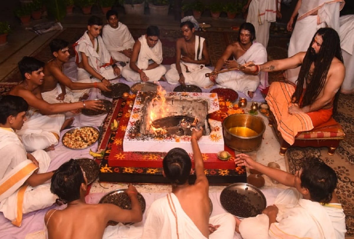 Sharadiya Navratri: On Mahashtami, a flood of faith gathered in the pandals to get a glimpse of the Goddess.