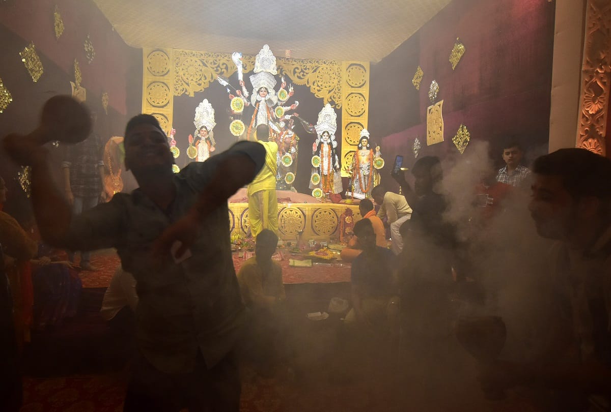 Sharadiya Navratri: On Mahashtami, a flood of faith gathered in the pandals to get a glimpse of the Goddess.