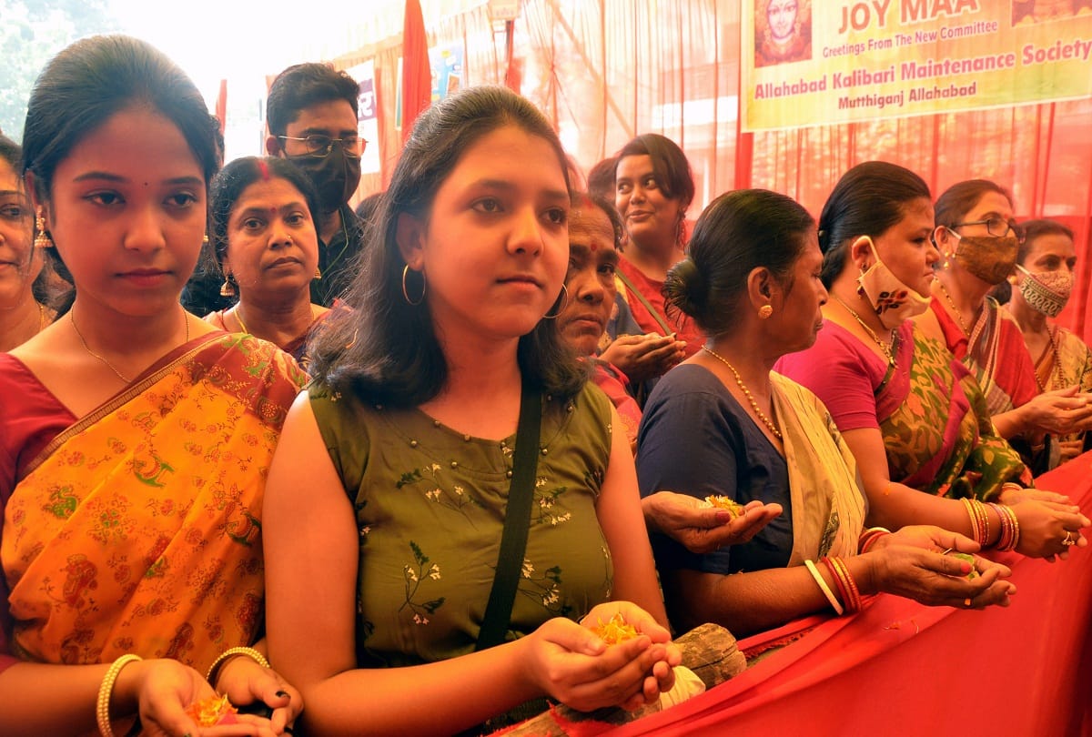 Sharadiya Navratri: On Mahashtami, a flood of faith gathered in the pandals to get a glimpse of the Goddess.