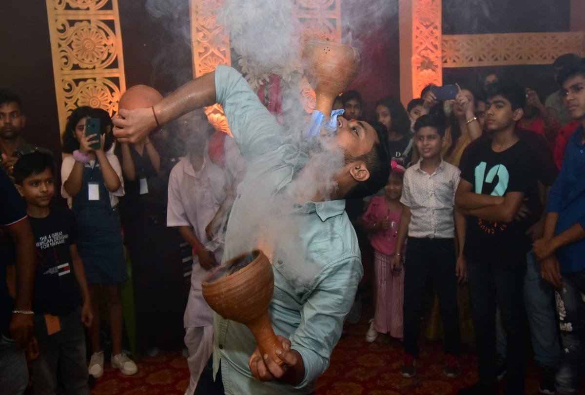 Sharadiya Navratri: On Mahashtami, a flood of faith gathered in the pandals to get a glimpse of the Goddess.