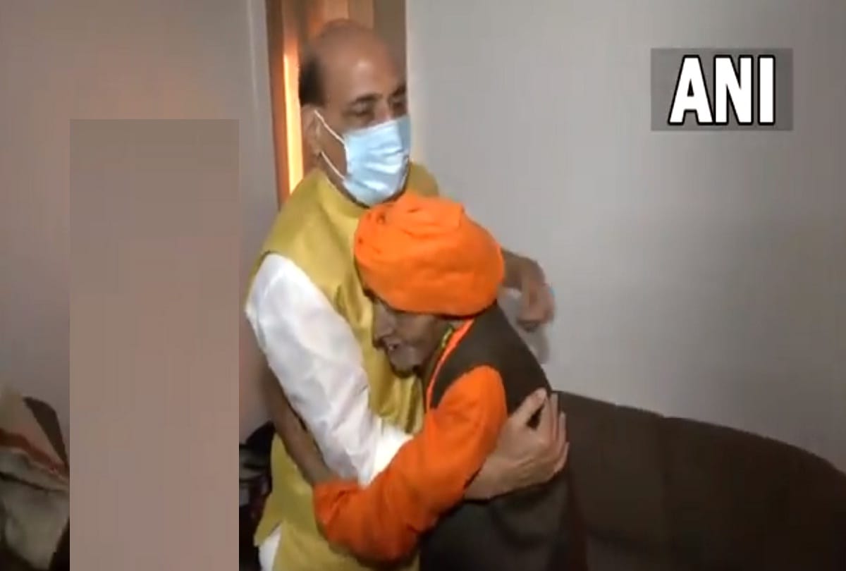 Defence Minister Rajnath Singh met one of the oldest 107-year-old BJP worker and former Jana Sangh MLA
