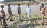 फोटो-12-बलरामपुर के राप्ती नदी के सिसई घाट विसर्जन स्थल का निरीक्षण करते प्रभारी निरीक्षक नगर संज?