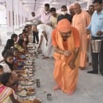 कन्या पूजन करते सीएम योगी आदित्यनाथ।