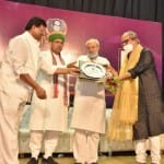 रघु ठाकुर को सम्मानित करते केंद्रीय मंत्री मेघवाल