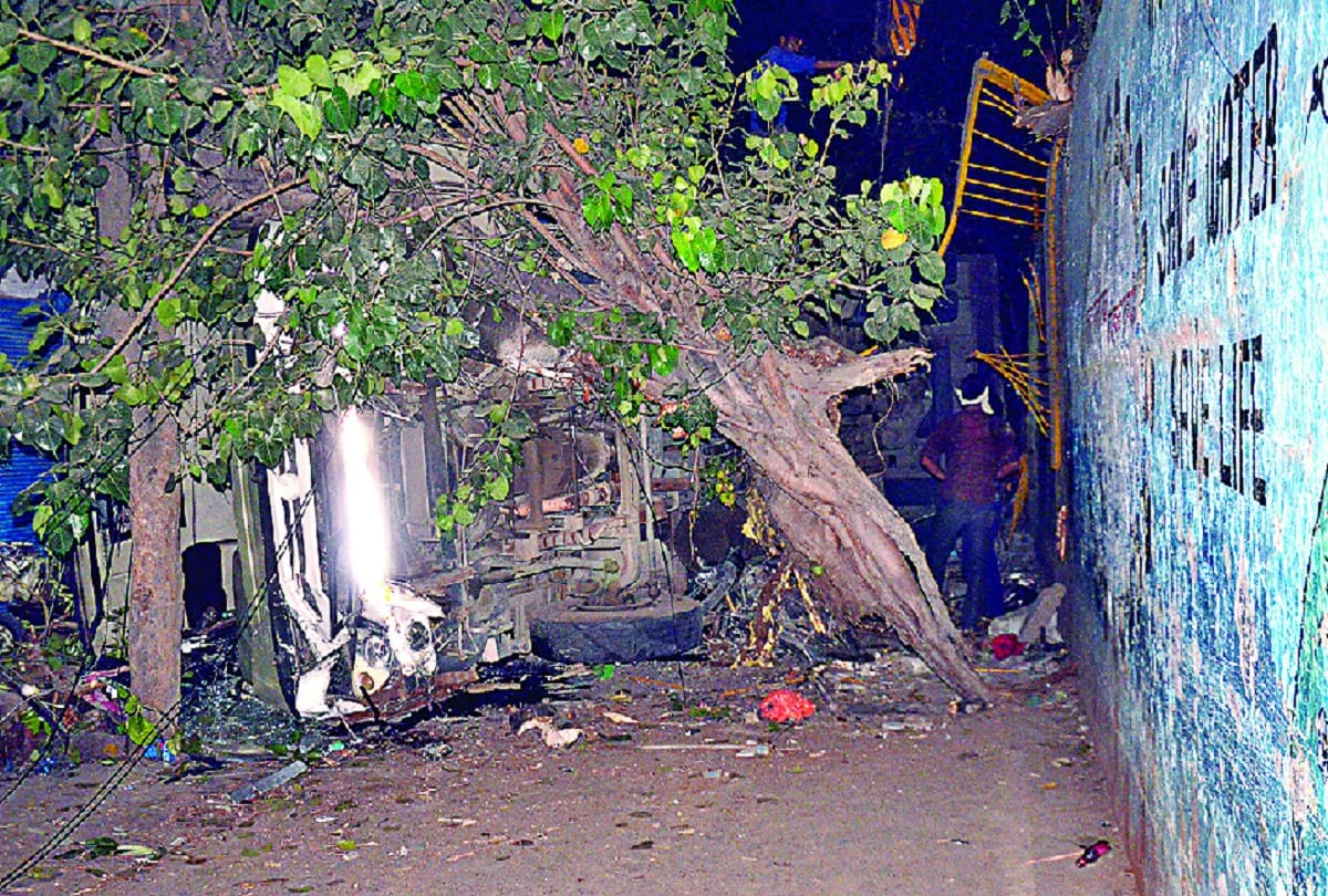 Bus falls down from Bhatia mode flyover in Ghaziabad many injured in accident