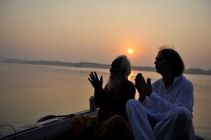 साधु के साथ नाव पर भारत में जर्मनी के राजदूत