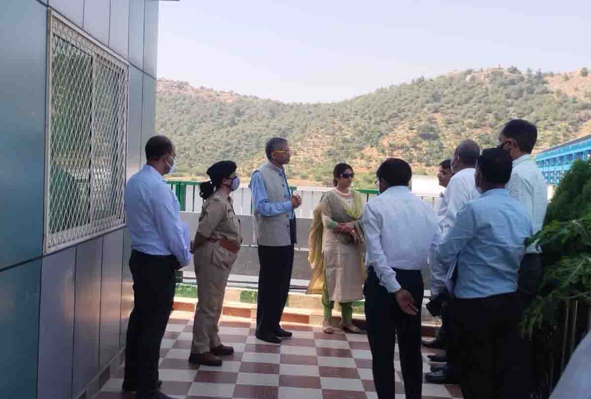 Chief Secretary Rajendra Kumar Tiwari inspected Life Line Arjun Sahayak Project in Mahoba