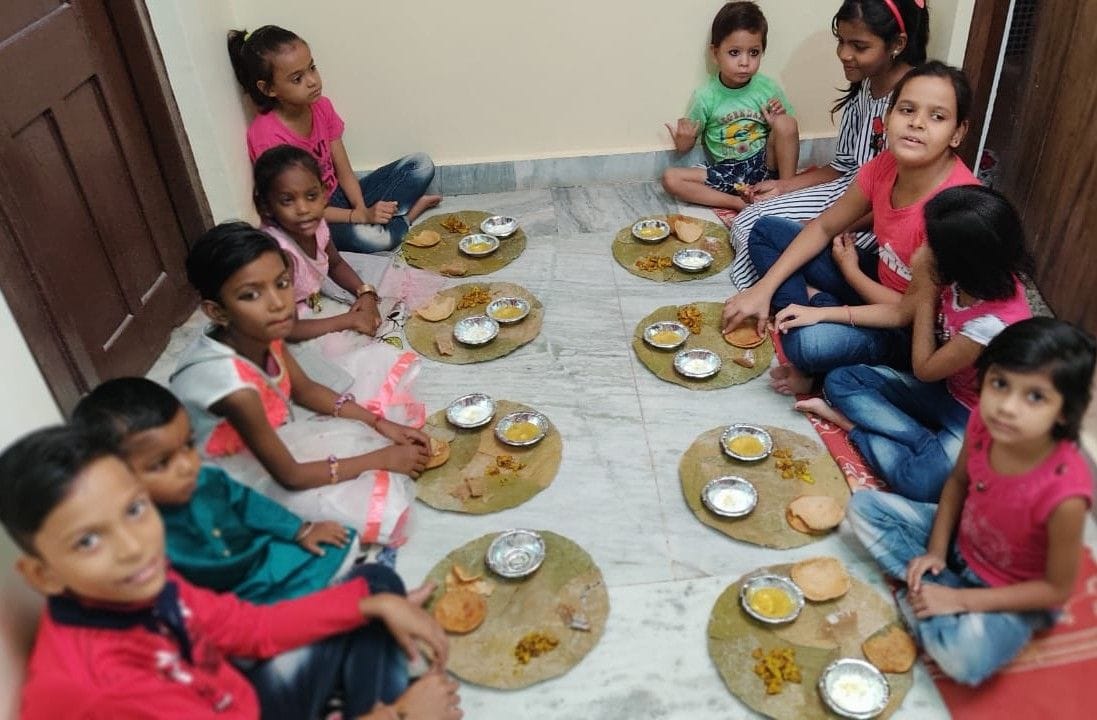 Hathras: On Ashtami, the wind of devotion, the girl from house to house