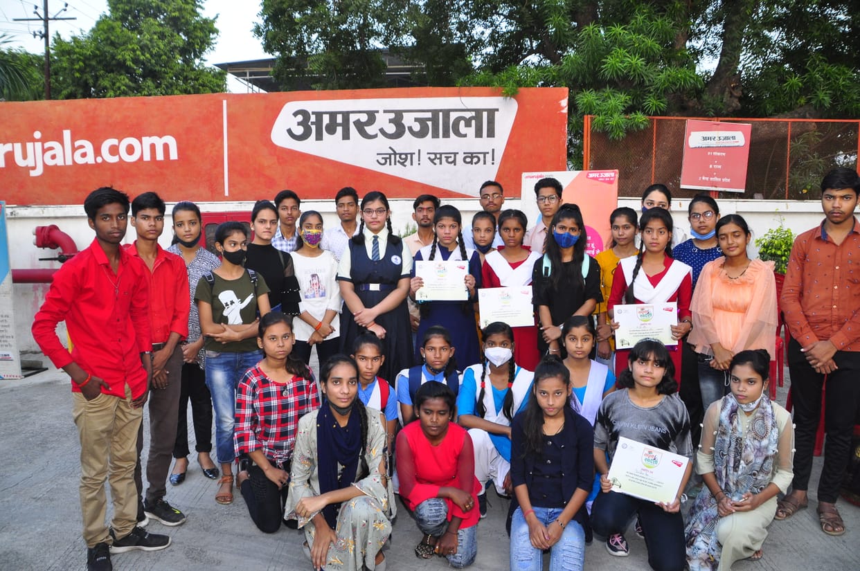 Children who gave the message of cleanliness through pictures honored