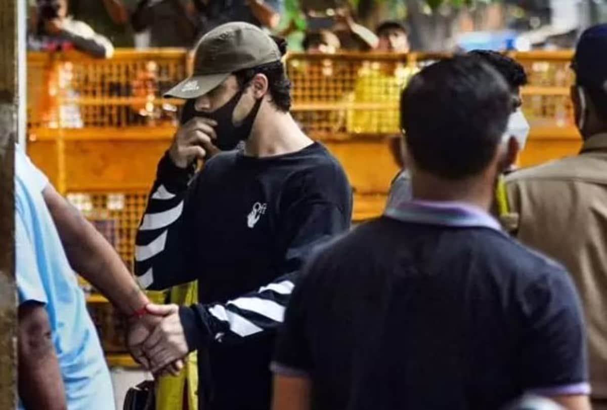 Pooja calls Aryan innocent kid Twitter user says SRK started acting at 23