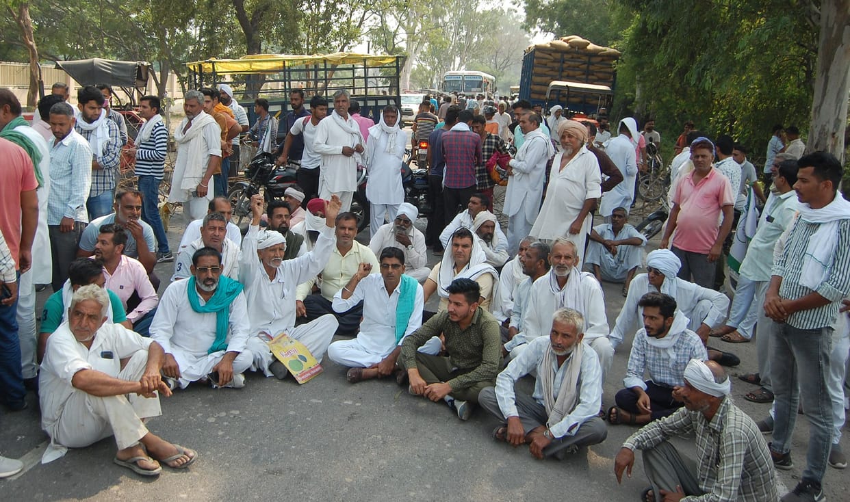 Angry farmers blocked the purchase of paddy by Cheeka Millers