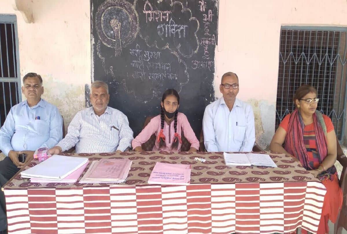 Eight Class Student Anjali Solanki Became The Principal For A Day In Agra School