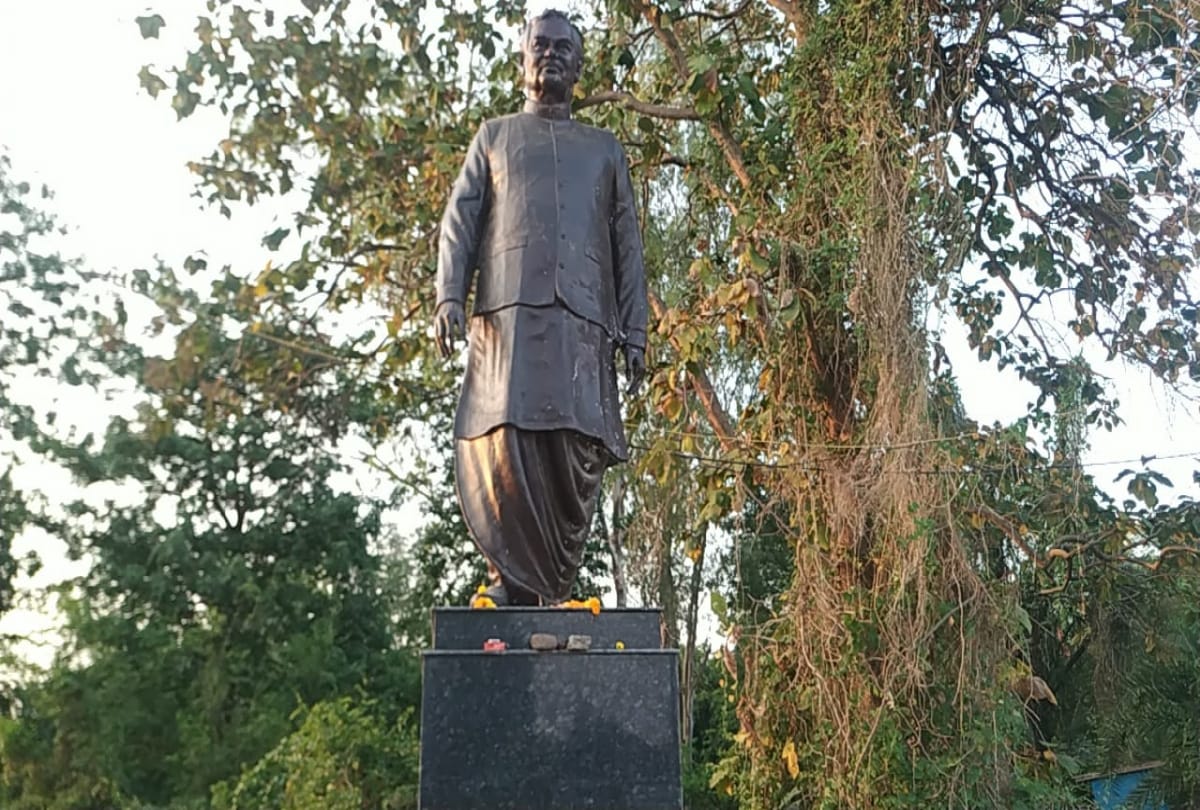 Dewas: The youth unveiled the Atal statue by removing the mask, the Municipal Corporation again covered it