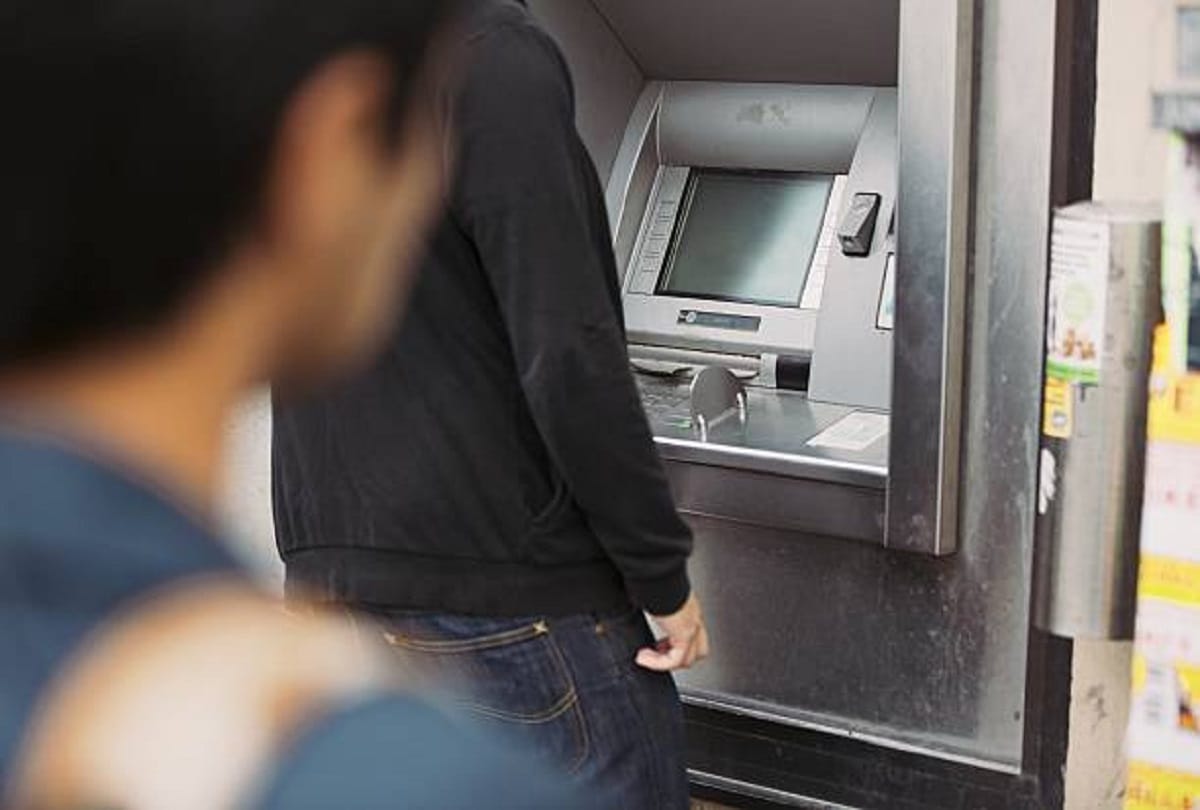 Lucknow: While loading cash in ATM, fraud of eight lakhs, the manager of CMS Infosystem filed a case