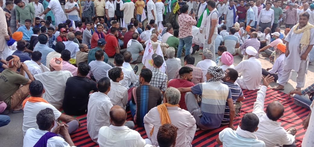 Angry farmers came out on the road due to non-opening of paddy procurement center