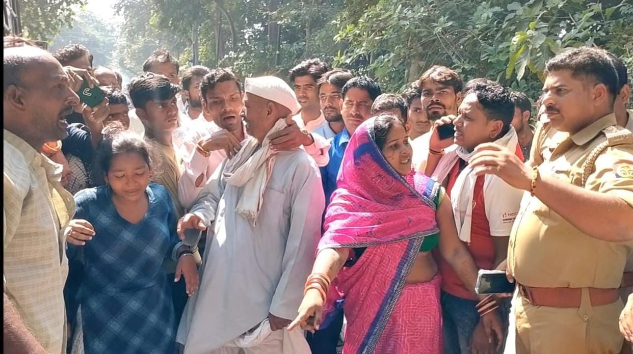 Girl dies due to bus collision, jammed by keeping dead body
