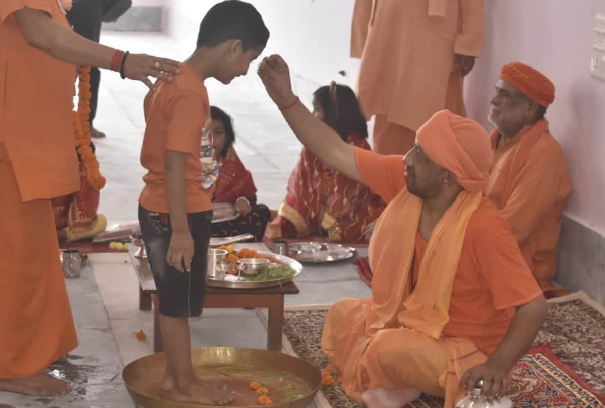 CM Yogi Adityanath kanya pujan during navmi 2021 see photos gorakhnath temple