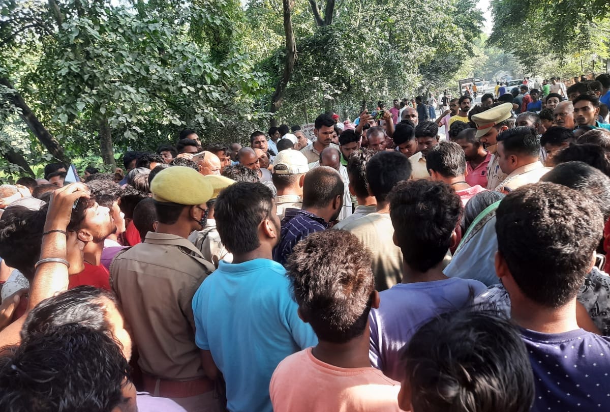 Dead body thrown in field after killing public service center operator in Deoria angry people jammed