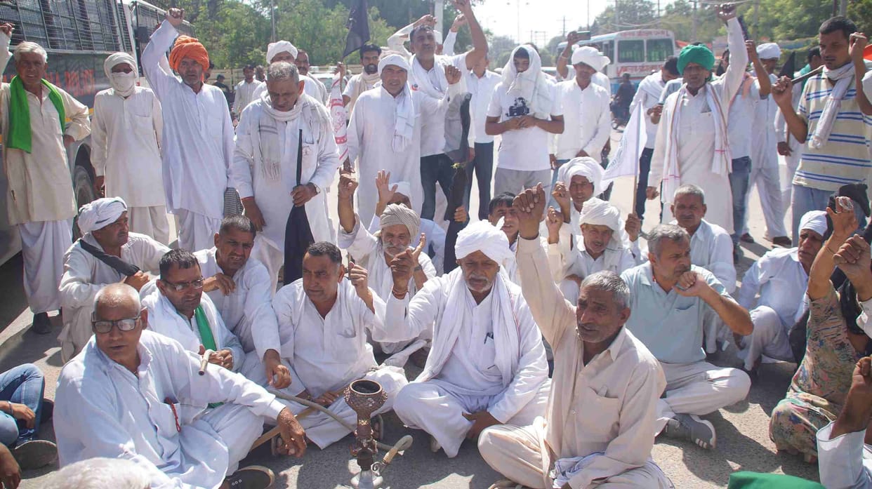 Farmers standing at all three gates of GJU for 8 hours to show black flags to BJP state president Dhankhar