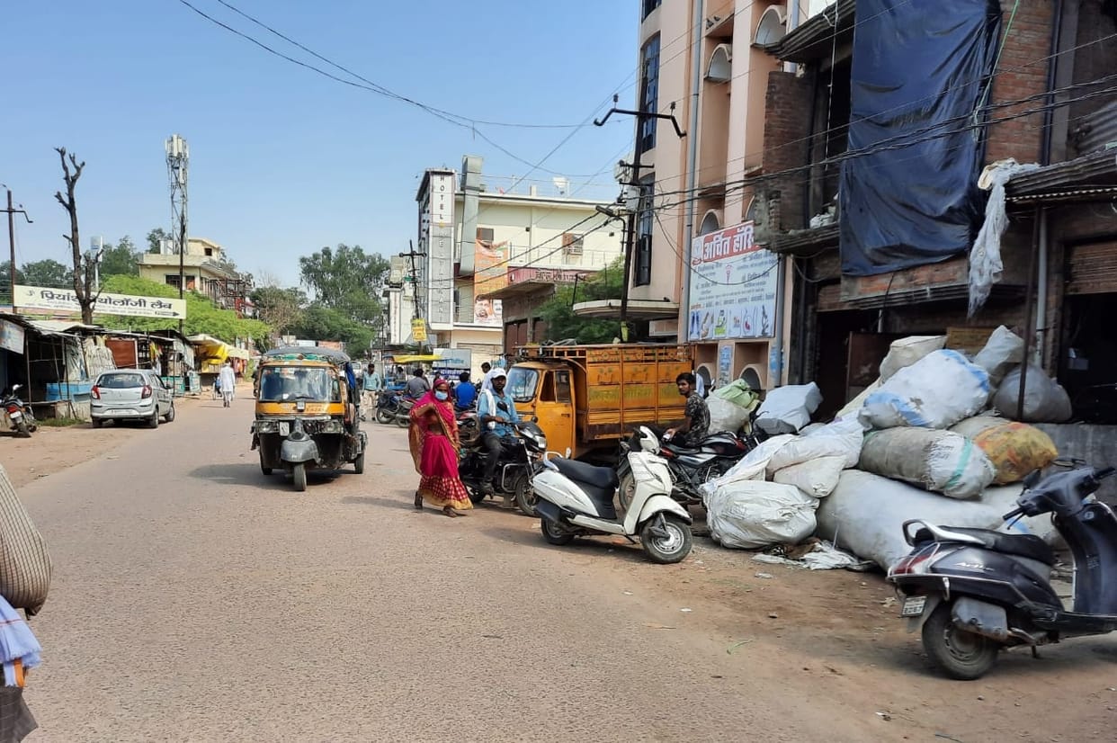 loading goods, bazaar jam