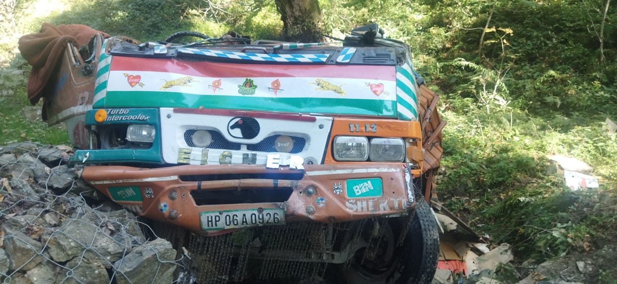 truck accident in near lafughati theog