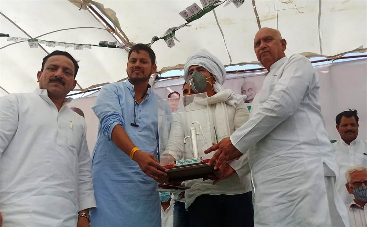 Hathras: Somebody welcomed the handpump and some one gave a solution