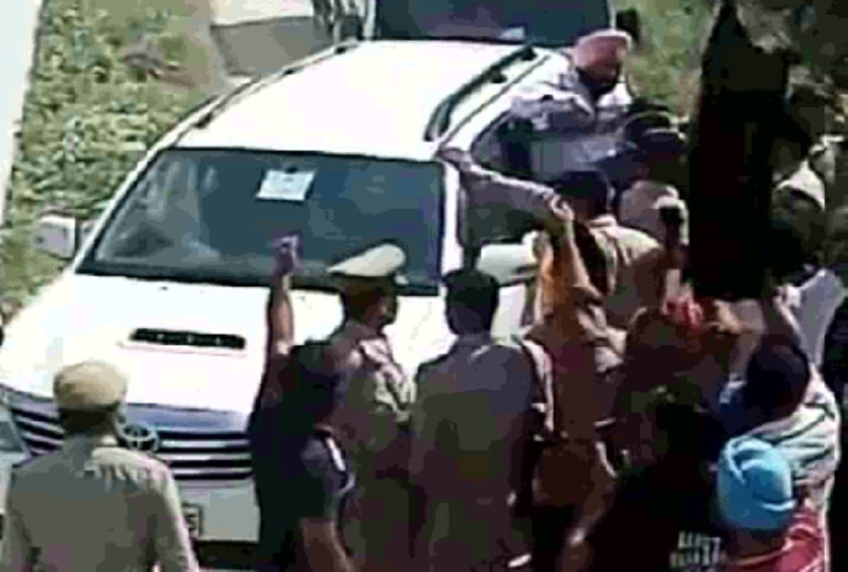 farmers protest against minister of state baldev aulakh when he reached rampur