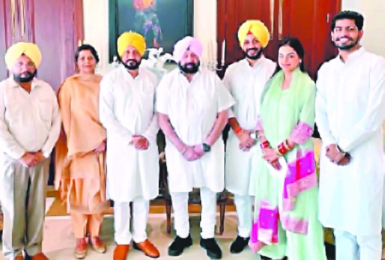 Punjab CM Charanjit Singh Channi along with His Family Meet Captain Amarinder Singh in Siswan