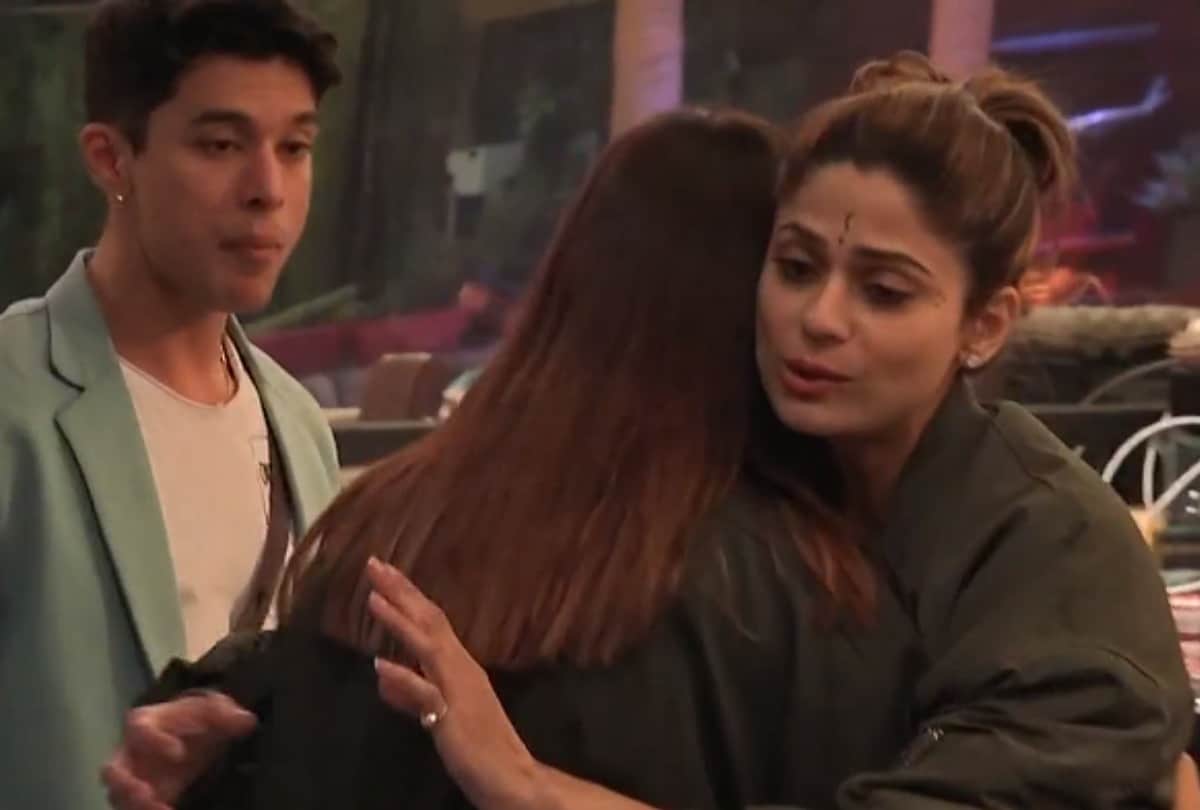 bigg boss 15 shamita shetty gets emotional to hear about miesha iyer parents gift her slippers