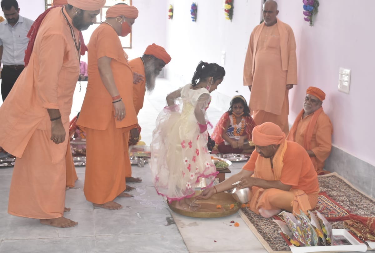CM Yogi Adityanath kanya pujan during navmi 2021 see photos gorakhnath temple
