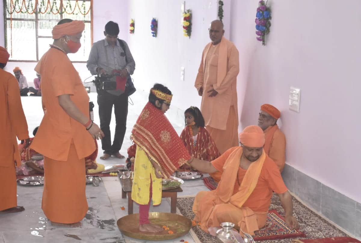 CM Yogi Adityanath kanya pujan during navmi 2021 see photos gorakhnath temple