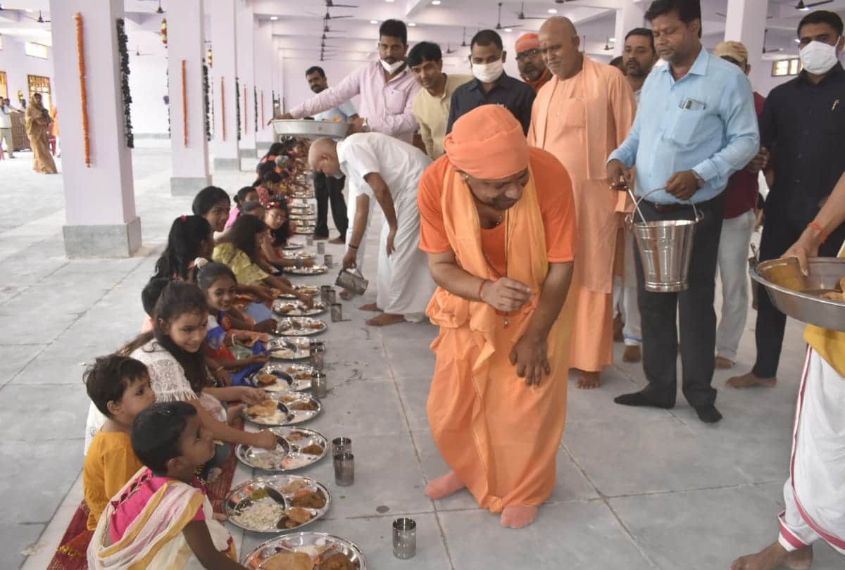 CM Yogi Adityanath kanya pujan during navmi 2021 see photos gorakhnath temple