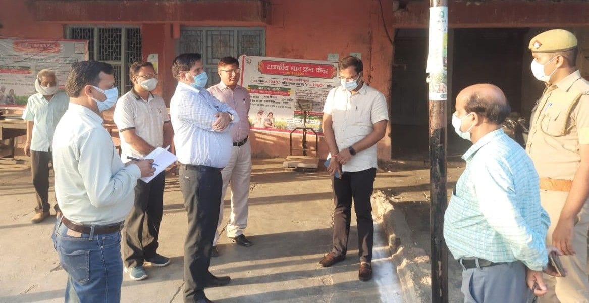 Hathras: DM inspected two paddy purchasing centers, created panic