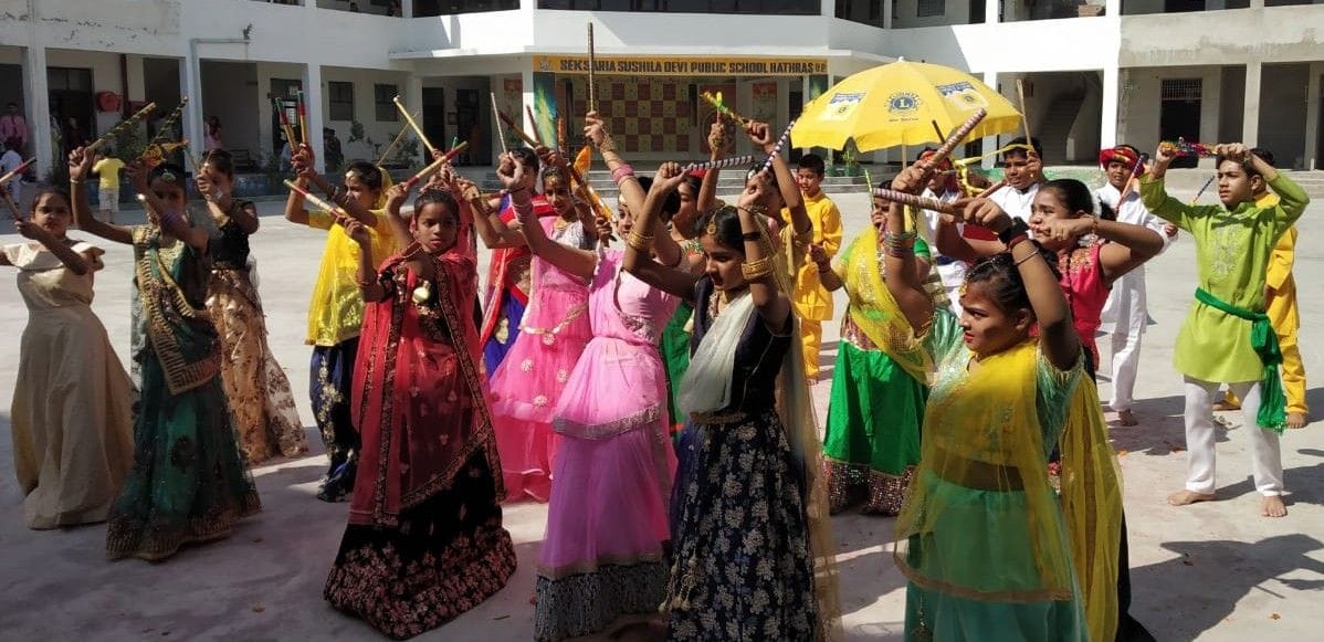 Hathras: Girl students rocked Garba and Dandiya