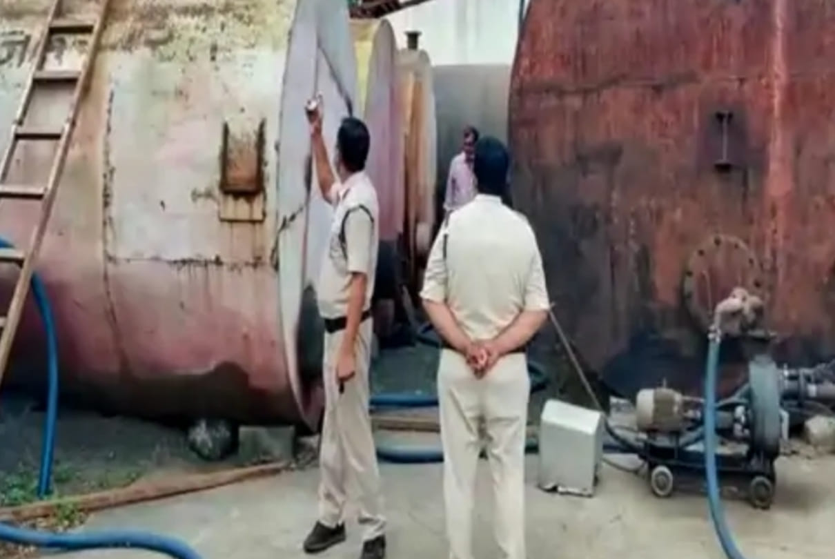 Madhya Pradesh: Fake petrol was being sold at a petrol pump in Indore police raided and took samples Latest News Update