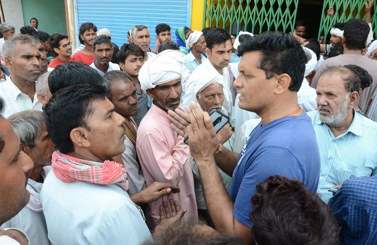 Farmers gathered to get fertilizer, police had to be called due to uproar, numbers given by putting lines in the outpost