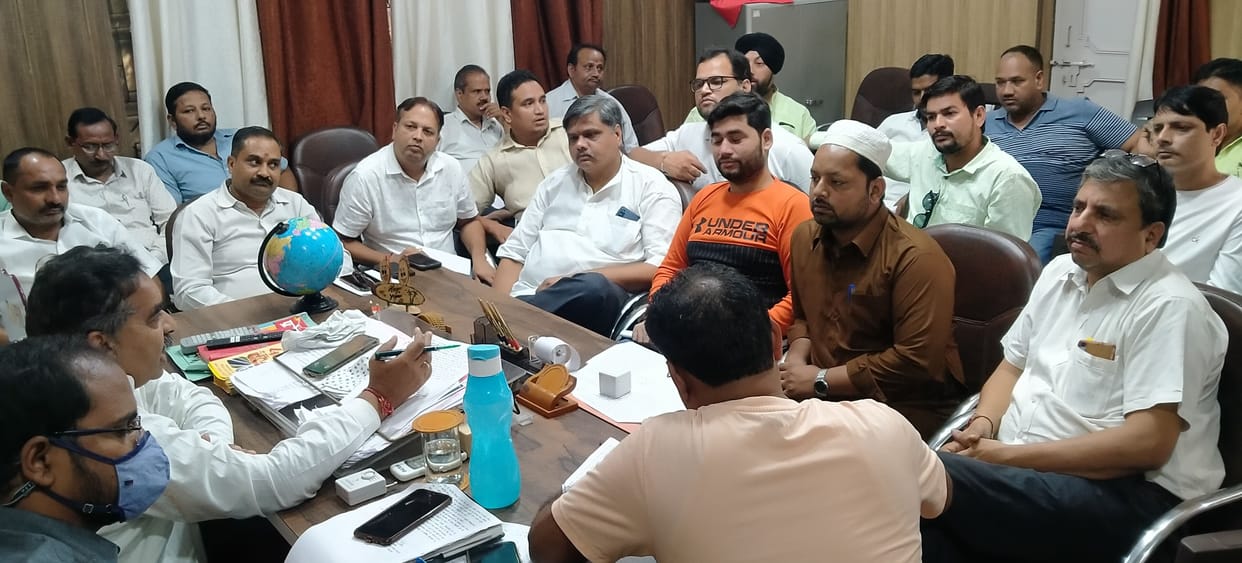 Ruckus of the members in the board meeting of Dhampur Municipality