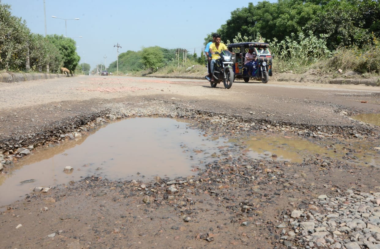 Roads being built by spending a budget of 94 lakhs, no arrangement for water drainage