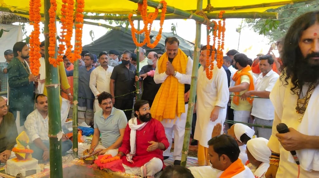 up Deputy CM Keshav Prasad Maurya reached Gadoli village in mirzapur  laid foundation stone of 108 feet high statue