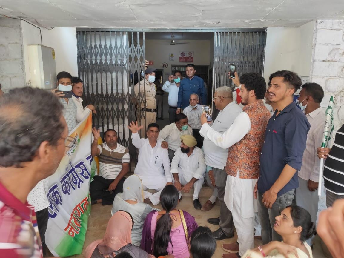 Doon and Nalagarh Congress stages protest at SDM office gate over delay in paddy crop purchase