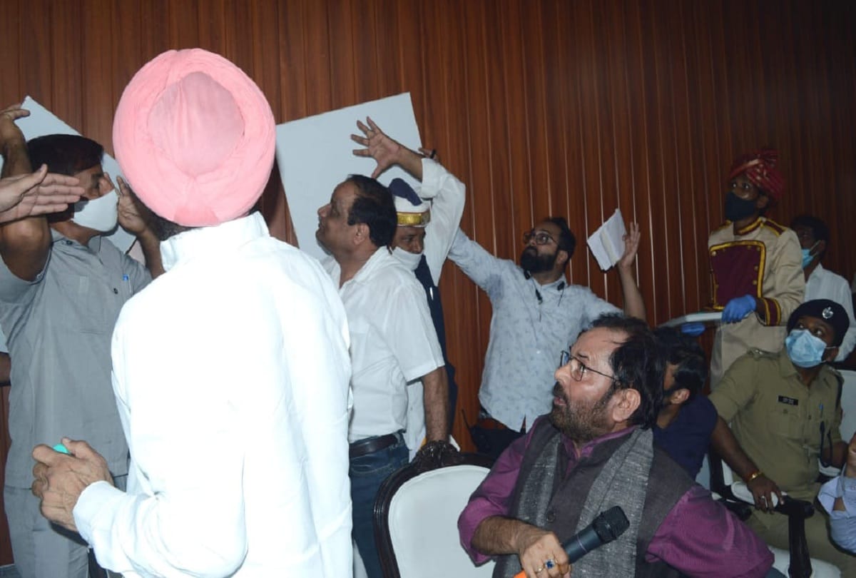 Union Minister Naqvi narrowly escaped after the fall of the false ceiling of the hall in rampur