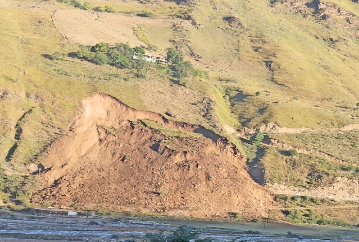 Rohru-Chirgaon road closed due to heavy landslide in Lambakhatal Shimla himachal